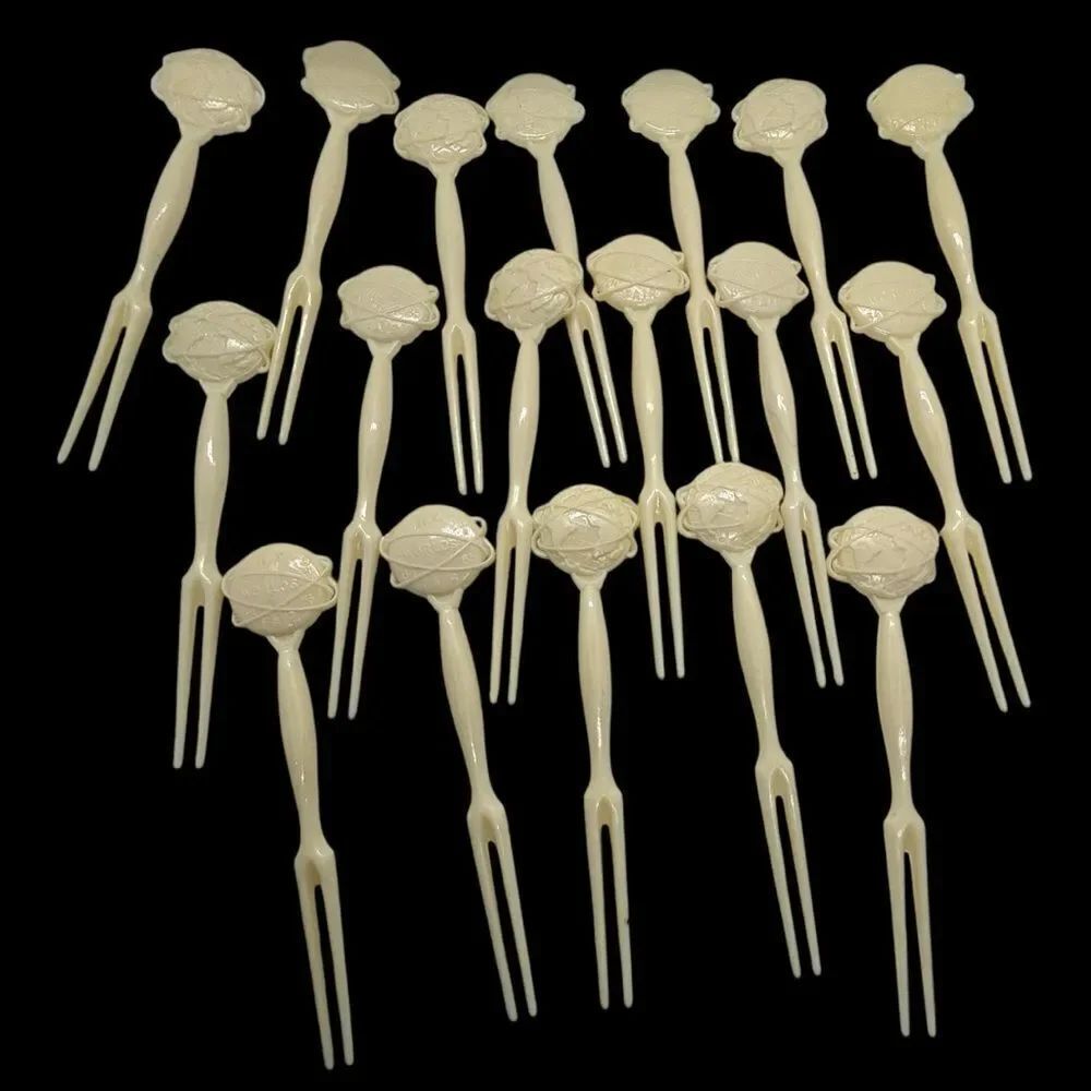 World’s Fair New York 1964-65 Commemorative Globe cocktail forks Vintage. (18)